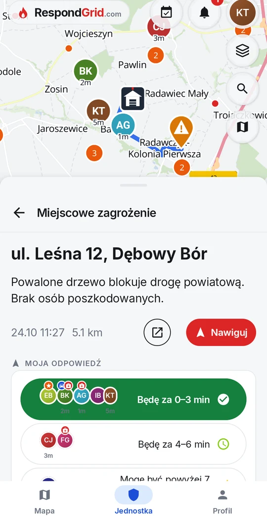 Mapa alarmu z trasą od remizy do miejsca zdarzenia i ratownikami w drodze